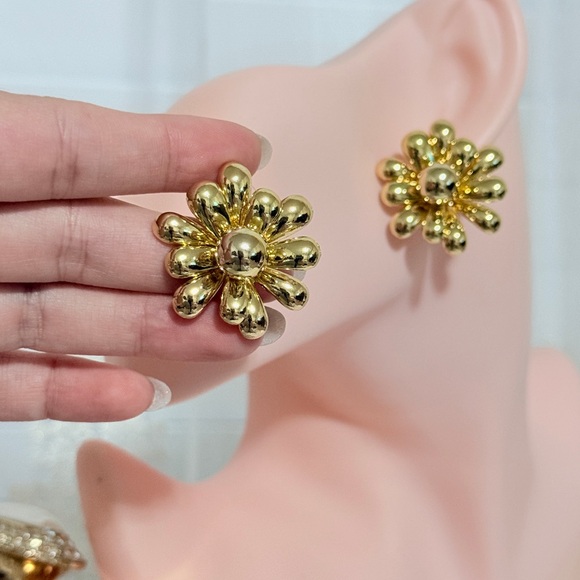 ⚜️ Gold Flower Stud Earrings - Picture 3 of 6